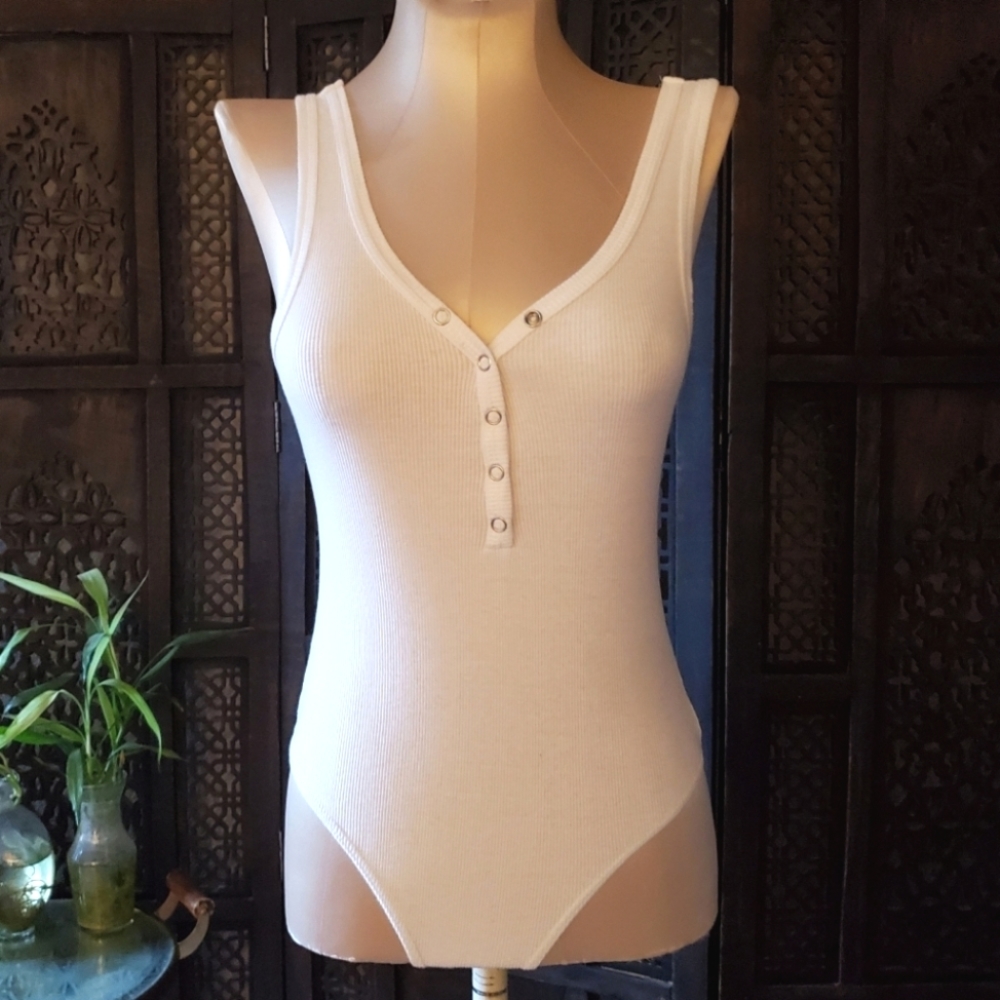 Ribbed sleeveless bodysuit w top buttons Sm